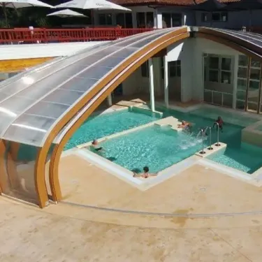 Piscine couverte avec personnes nageant au Camping Paradis - Biper Gorri