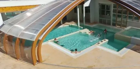 Piscine couverte avec personnes nageant au Camping Paradis - Biper Gorri