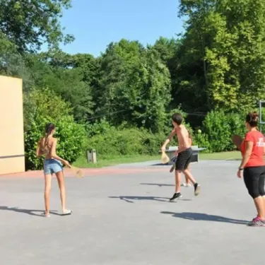 Enfants jouant au badminton à Camping Paradis - Biper Gorri