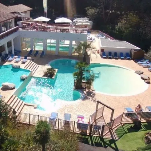 Piscine et chaises longues au Camping Paradis - Biper Gorri