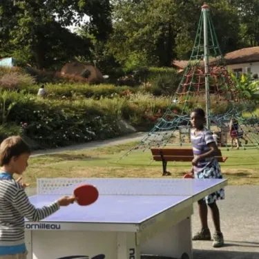 Deux enfants jouent au ping-pong à Camping Paradis - Biper Gorri.