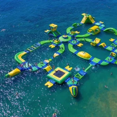 Structure aquatique flottante verte et jaune au lac, Camping du Lac de Moselotte