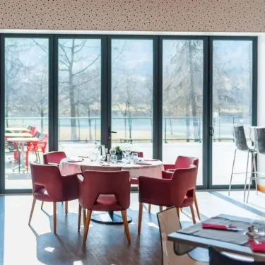 Restaurant avec vue sur le lac au Camping du Lac de Moselotte