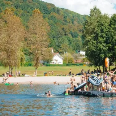 Personnes nageant et se détendant dans la piscine du Camping du Lac de Moselotte.