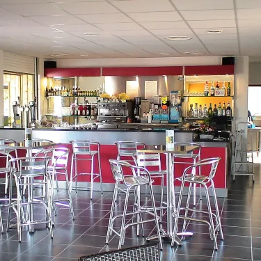 Bar et tablées hautes dans le bar du Camping Domaine les Fleurs d'Agde