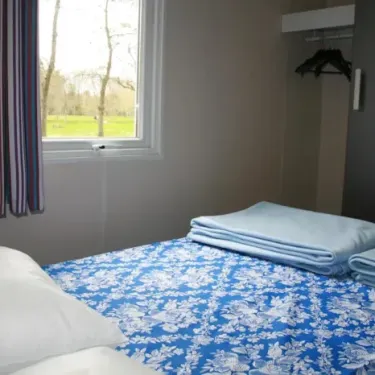 Mobil Home privilege 2 Chambres - 4 Pers. - Le Rochat 36 : chambre avec lit et rideau