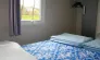 Mobil Home privilege 2 Chambres - 4 Pers. - Le Rochat 36 : chambre avec lit et rideau