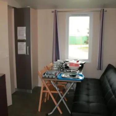 Mobil Home privilege 2 Chambres - 4 Pers. - Le Rochat 36 : salle à manger avec canapé et table