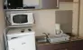 Mobil Home privilege 2 Chambres - 4 Pers. - Le Rochat 36 : cuisine avec micro-ondes, lave-vaisselle et réfrigérateur