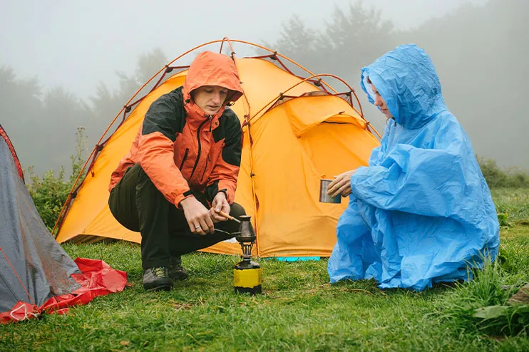 Camping sous la pluie : comment bien s’équiper ?