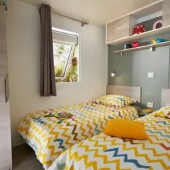 Mobil Home Excellence 2 ch. – L'Atlantique chambre avec lits et étagères