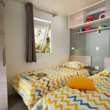 Mobil Home Excellence 2 ch. – L'Atlantique chambre avec lits et étagères