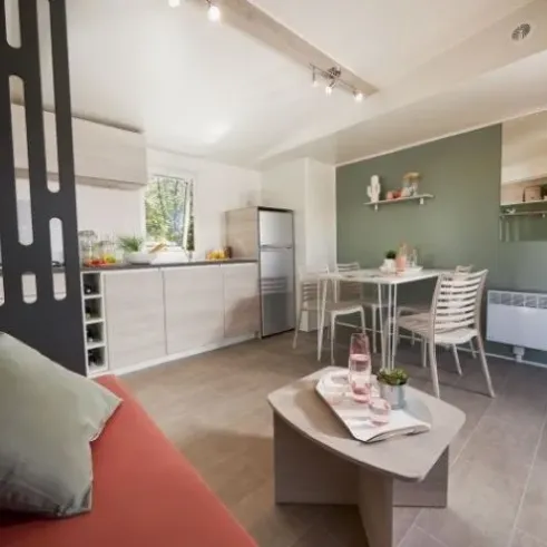 Mobil Home Excellence 2 ch. – L'Atlantique salon cuisine et salle à manger