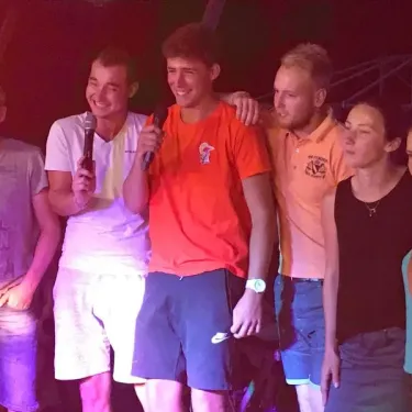 Groupes de jeunes au Camping Coeur d'Ardèche lors d'une soirée festive.