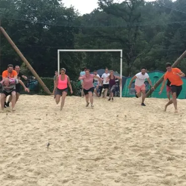 Équipe de jeunes jouant au foot sur sable à Camping Coeur d'Ardèche