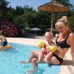 Maman et enfant au bord de la piscine à Camping Coeur d'Ardèche