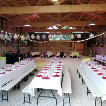 Salle de repas avec tables et chaises au Camping Coeur d'Ardèche
