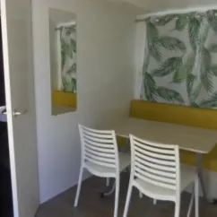 Camping Trigano EVO 24 - La Durance : salle à manger avec table et chaises