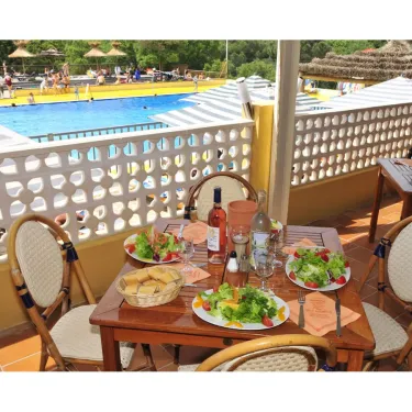 Camping Domaine des Naiades : table à l'extérieur près d'une piscine bleue