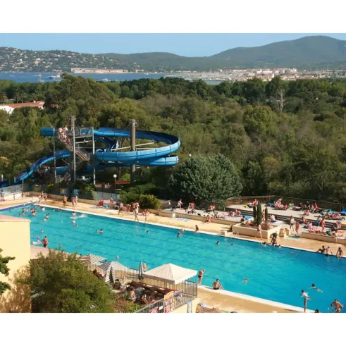 Piscine avec toboggan aquatique dans un parc verdoyant, Camping Domaine des Naiades
