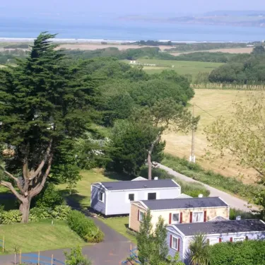 Camping Ker Vella vue aérienne avec mer et champs