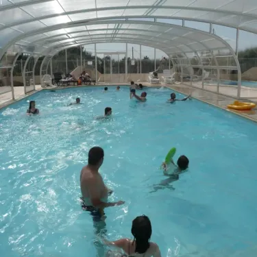 Groupes de personnes nageant dans la piscine couverte du Camping Ker Vella