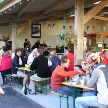 Camping Ker Vella avec tables et chaises extérieures