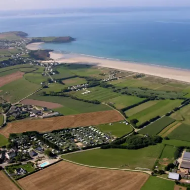 Camping Ker Vella avec piscine et paysage côtier