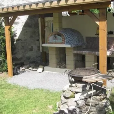 Camping Le Clos de Banes - pergola en bois avec four à pizza et barbecue
