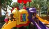 Enfants jouent sur un parc infantile coloré près de la plage au Camping Le Clos de Banes.