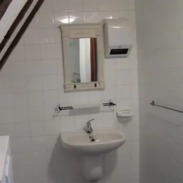 Salle de bain de la chambre twin Le Clos de Banes avec lavabo et miroir