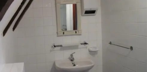 Salle de bain de la chambre twin Le Clos de Banes avec lavabo et miroir