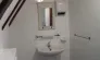 Salle de bain de la chambre twin Le Clos de Banes avec lavabo et miroir