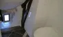 Chambre Twin - Le Clos de Banes : salle de bain avec toilette et mur en pierre.