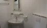 Chambre Quadruple - Le Clos de Banes : salle de bain avec lavabo et miroir.