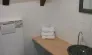 Chambre Luxueuse Le Clos de Banes : salle de bain avec lavabo en pierre, serviettes pliées