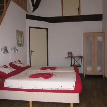 Chambre Luxueuse 4 personnes Le Clos de Banes lit double, armoire, lampe murale