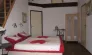 Chambre Luxueuse 4 personnes Le Clos de Banes lit double, armoire, lampe murale