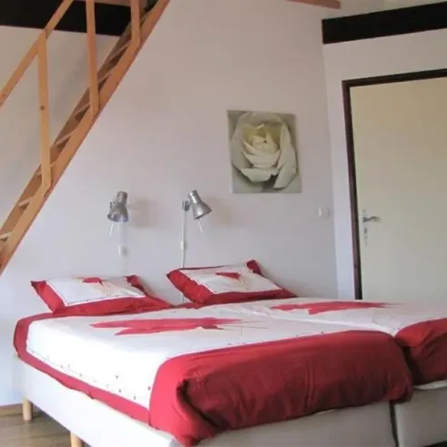 Chambre Luxueuse 4 personnes Le Clos de Banes deux lits, escalier, tableau rose