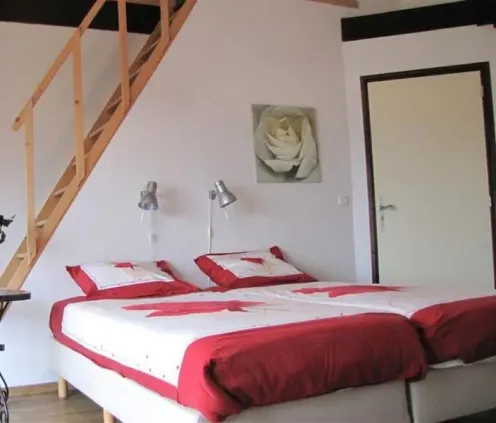 Chambre Luxueuse 4 personnes Le Clos de Banes deux lits, escalier, tableau rose