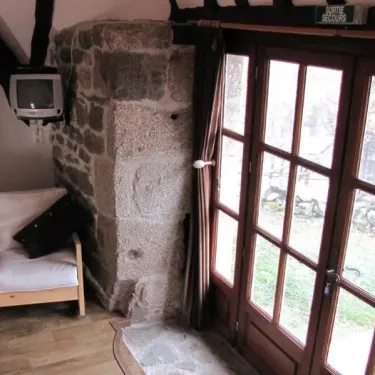 Chambre Luxueuse 4 personnes Le Clos de Banes canapé, mur en pierre, portes vitrées