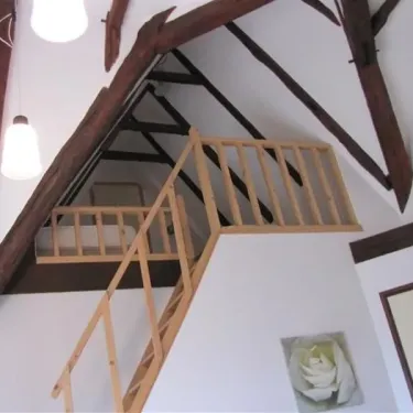 Chambre Luxueuse - 4 personnes - Le Clos de Banes, escalier en bois, poutres apparentes