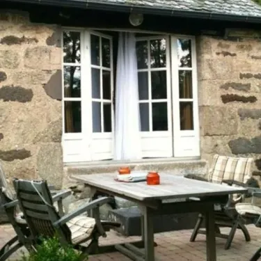 Chambre Luxueuse - 4 personnes - Le Clos de Banes, table extérieure, chaises, fenêtre en pierre