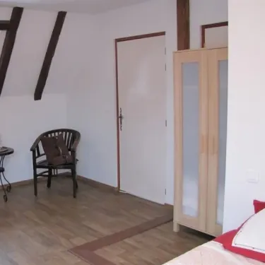 Chambre Familiale 4 personnes Le Clos de Banes - lit, armoire, chaise