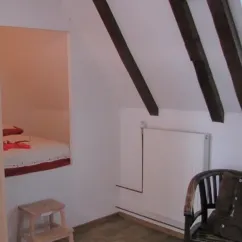 Chambre Familiale 4 personnes Le Clos de Banes - lit, chaise, radiateur