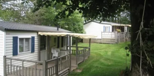Mobil Home 3 Chambres - 6 personnes - Le Clos de banes : extérieur avec véranda et pelouse