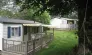 Mobil Home 3 Chambres - 6 personnes - Le Clos de banes : extérieur avec véranda et pelouse