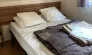 Chambre du mobil home Le Clos de banes avec lit double et couvre-lit