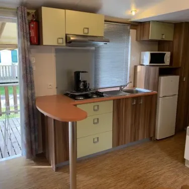 Cuisine du mobil home Le Clos de banes avec four, lave-vaisselle et réfrigérateur
