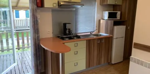 Cuisine du mobil home Le Clos de banes avec four, lave-vaisselle et réfrigérateur